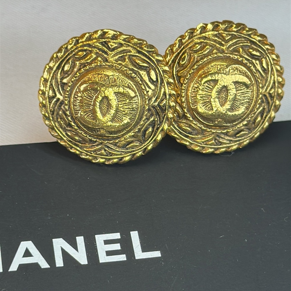 CHANEL CC Vintage 24K Goldplated clip on Earrings w/ COA, unbranded necklace - Picture 5 of 10